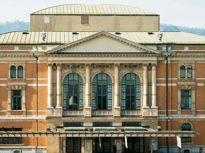 Der Haupteingang zur Tonhalle Zürich