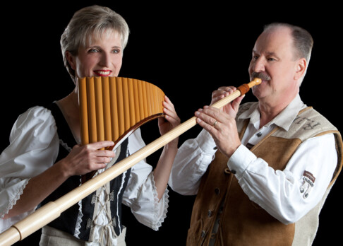 Das AlpPan Duo Kurt Ott (Alphorn) und Käthi Kaufmann (Panflöte).