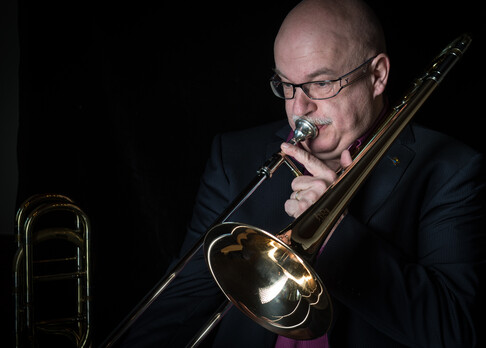 Armin Bachmann spielt Posaune und Alphorn