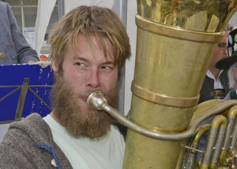 Stefan Huber ist Tubist bei LaBrassBanda | © Stefan Bausewein