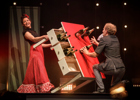 Esther & Jonas Slanzi: Bottle Juggling